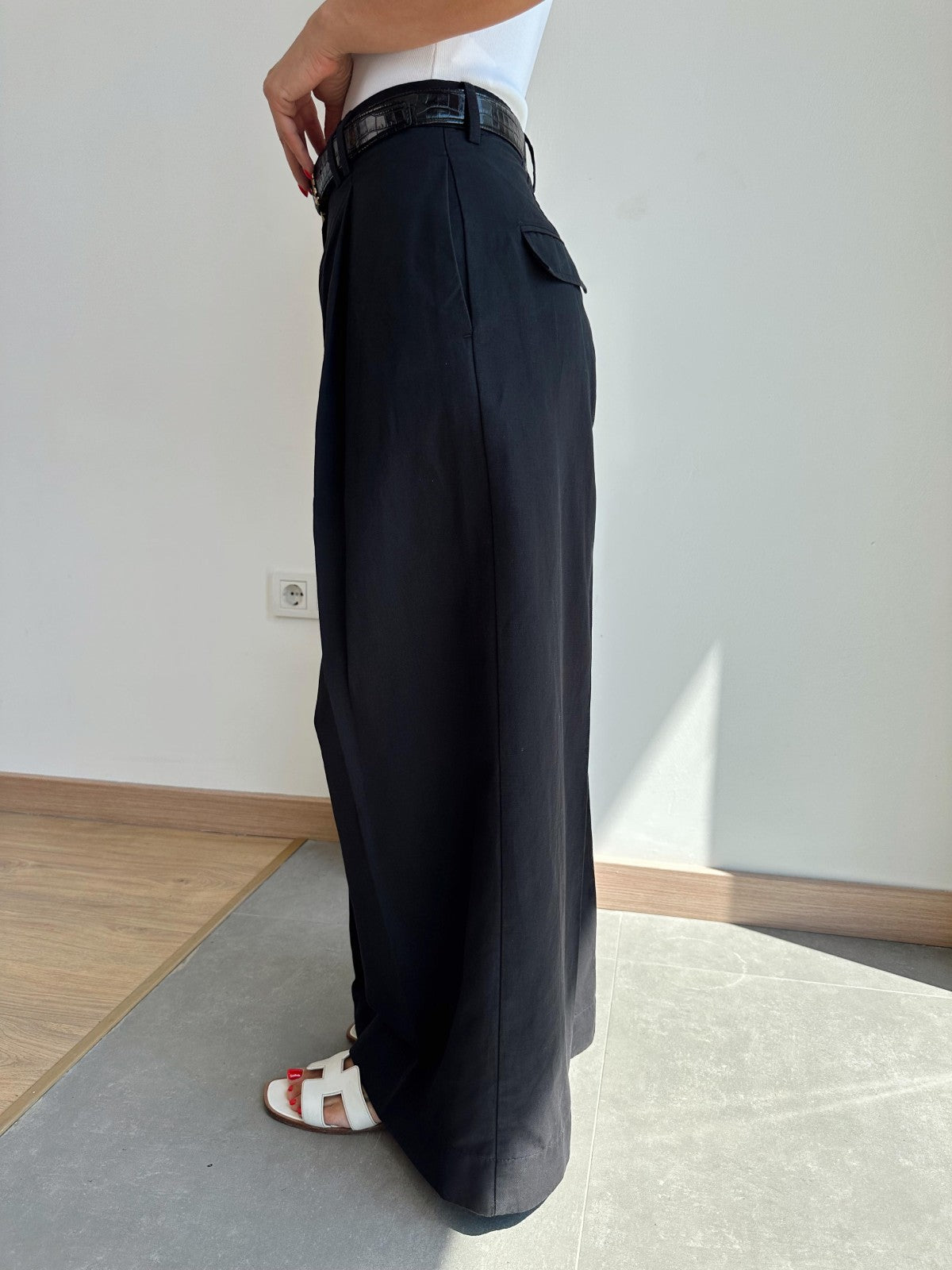 Pleated wide leg black trousers
