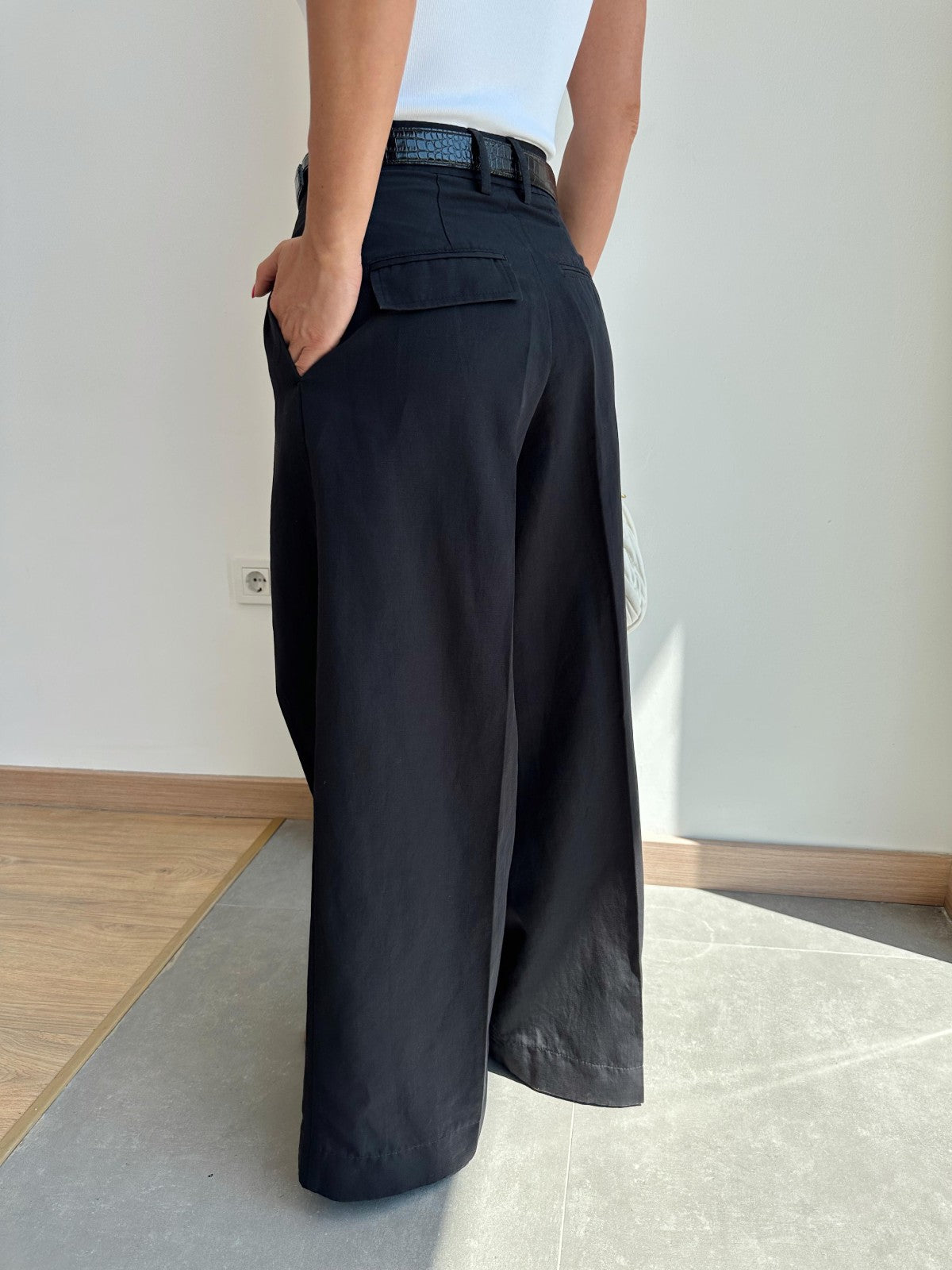 Pleated wide leg black trousers