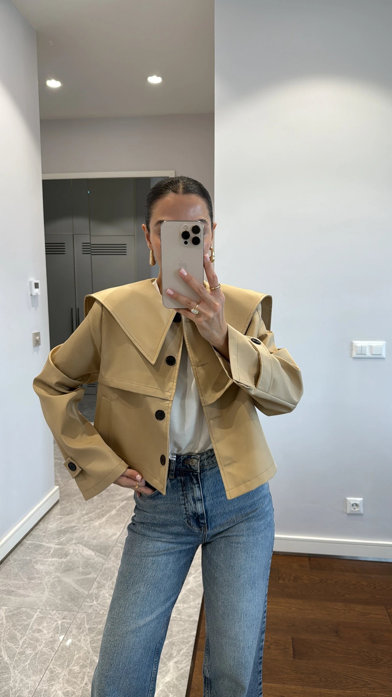 Buttoned short peter collar trench coat