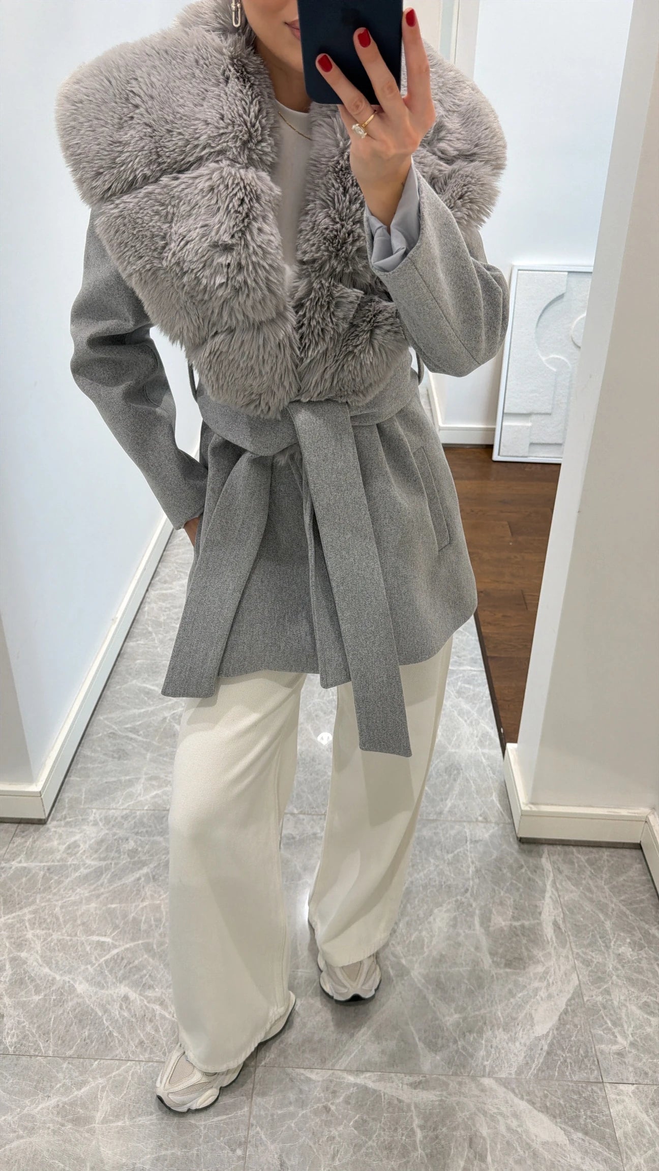 Fur-covered collar, cached belted coat