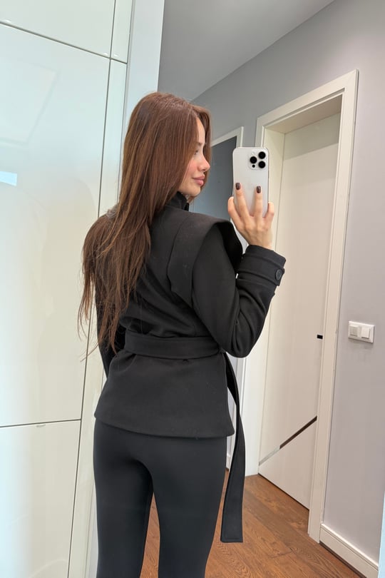 Padded, cached, belted jacket