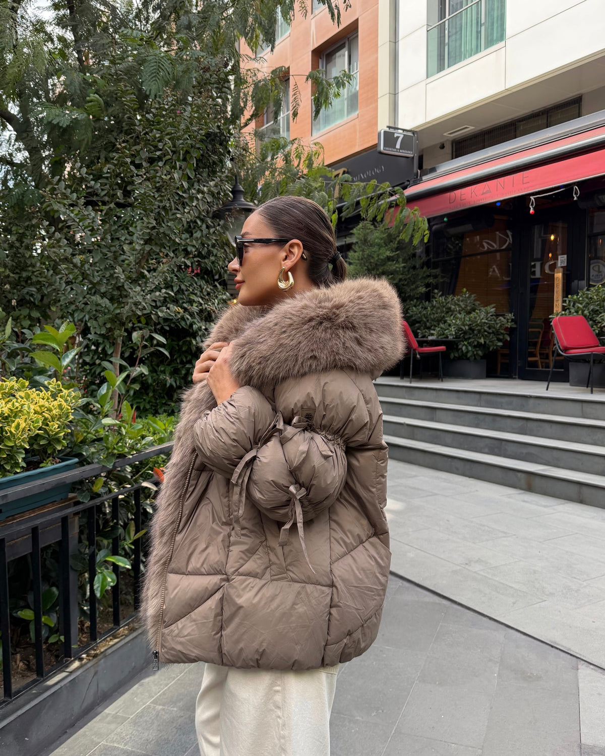 Balloon-sleeve puffer jacket with a detachable faux-fur colla