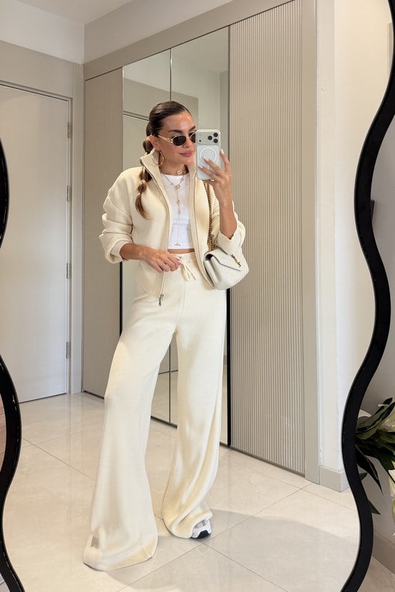 High-collar zip-up jacket and wide-leg sweatpant