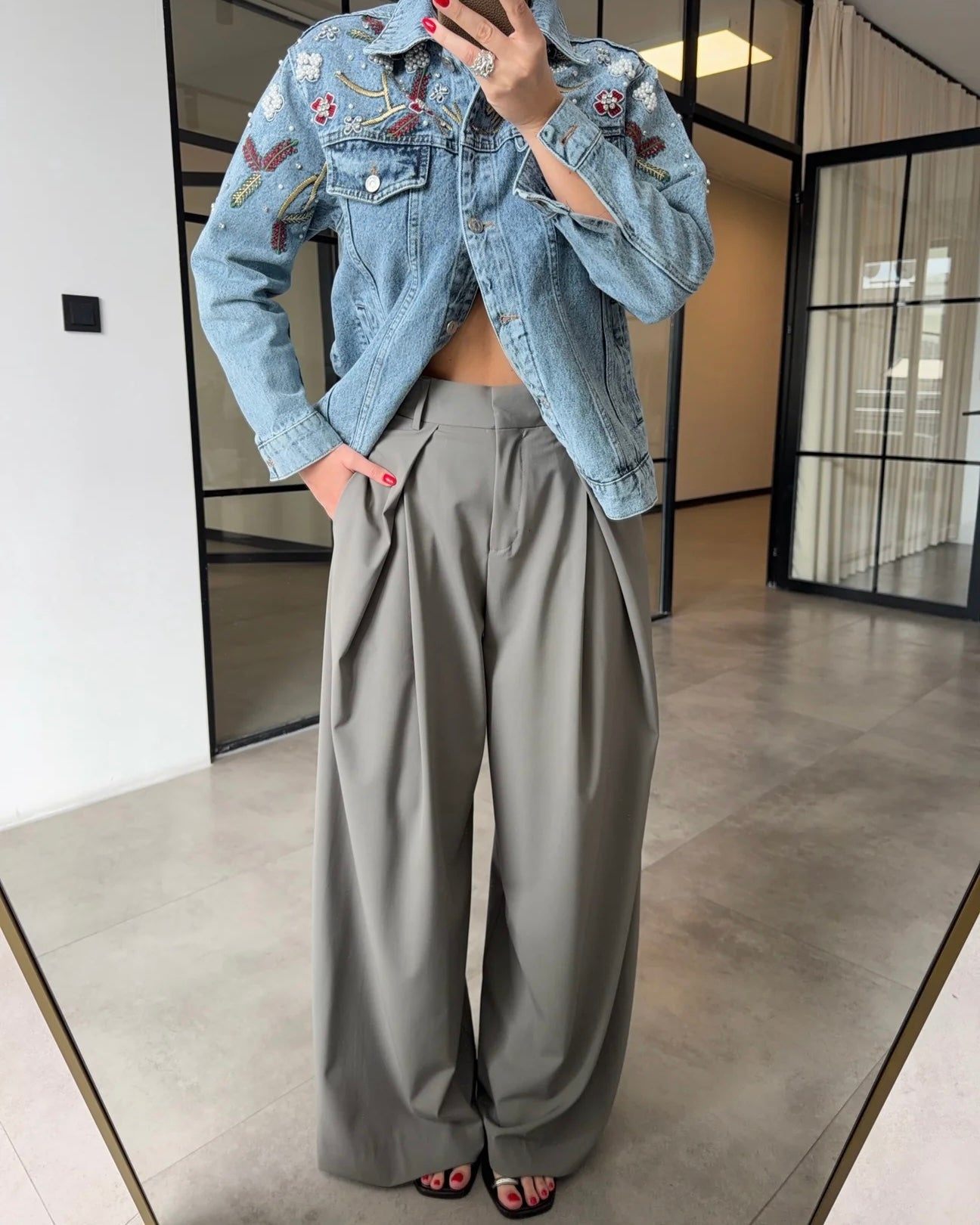 Pleated loose-fit trousers