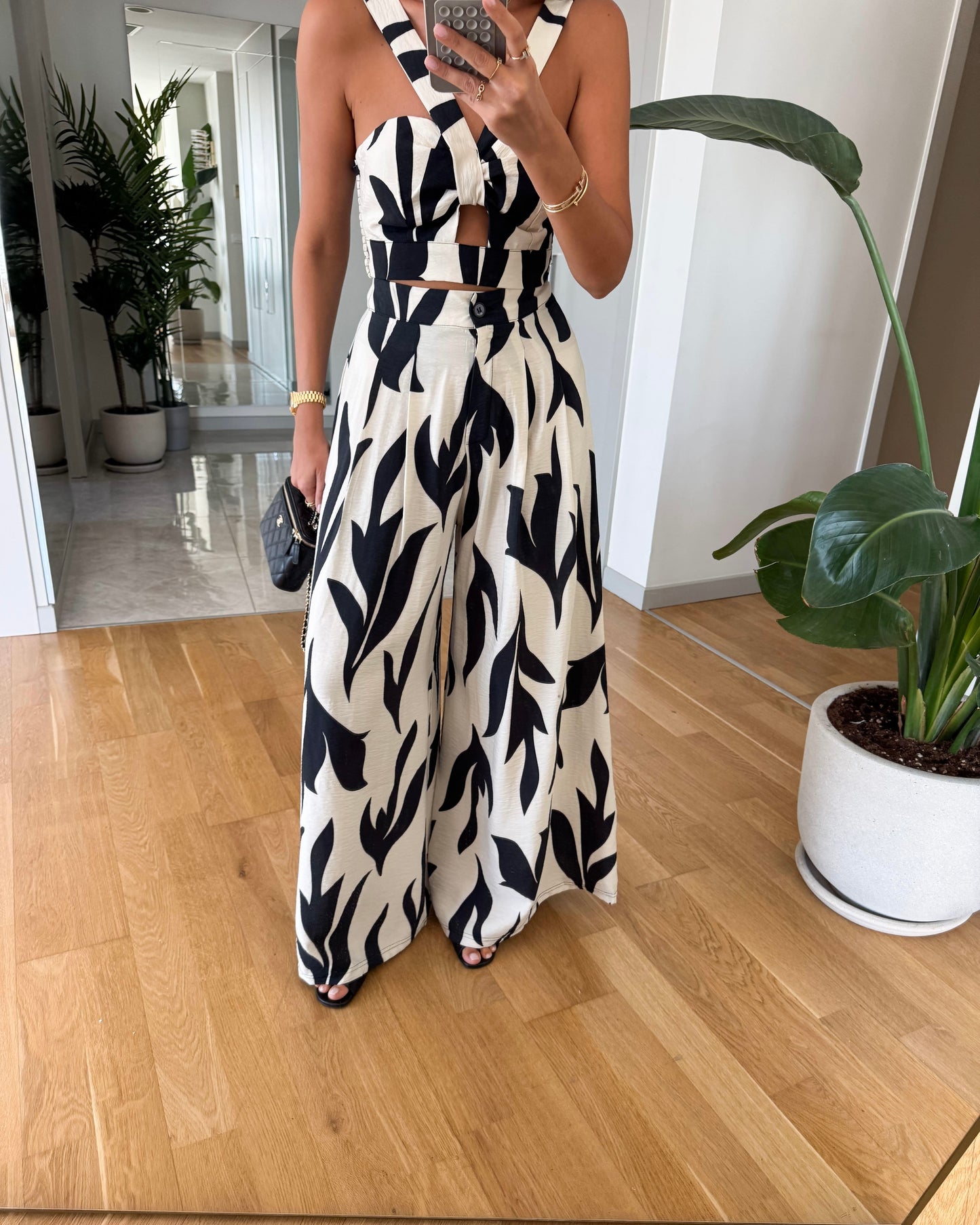Flowy set with a bold twist