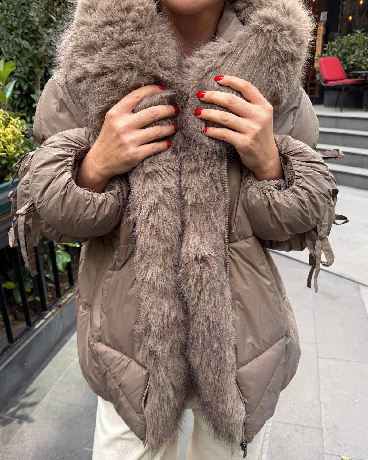 Balloon-sleeve puffer jacket with a detachable faux-fur colla