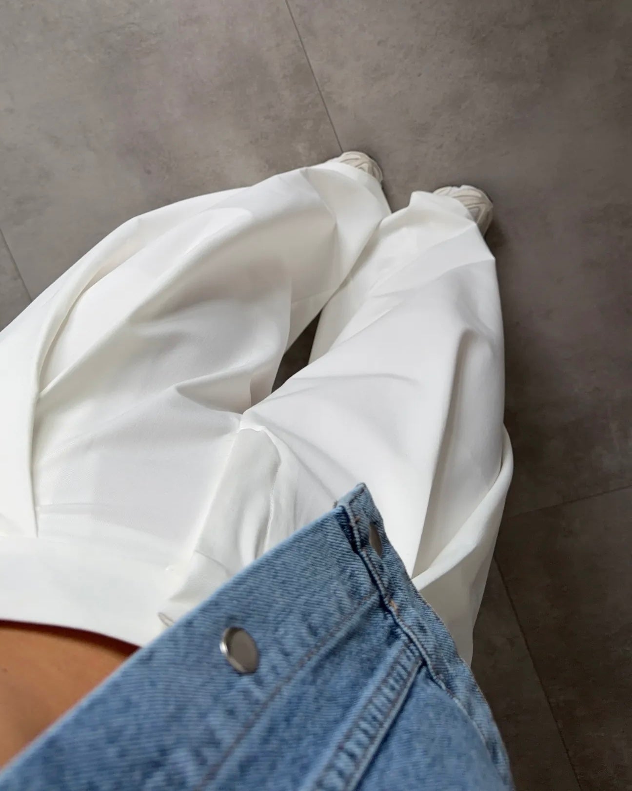 Pleated loose-fit trousers