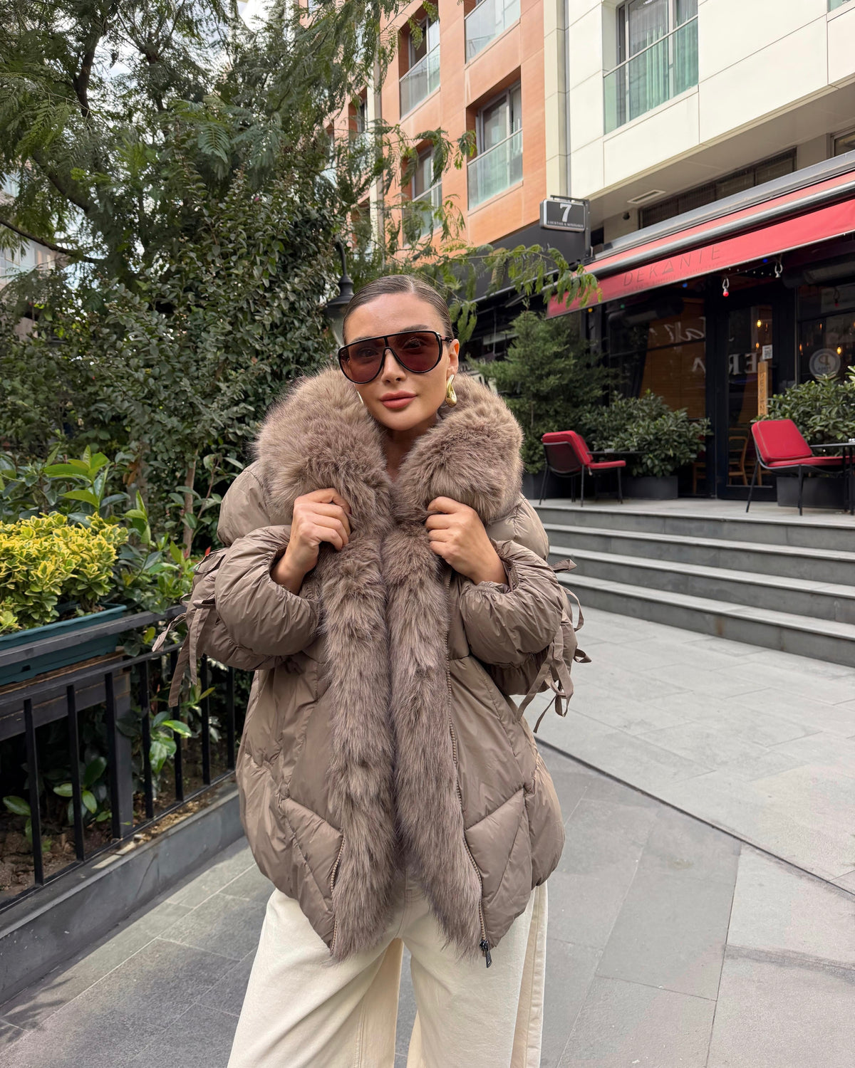 Balloon-sleeve puffer jacket with a detachable faux-fur colla