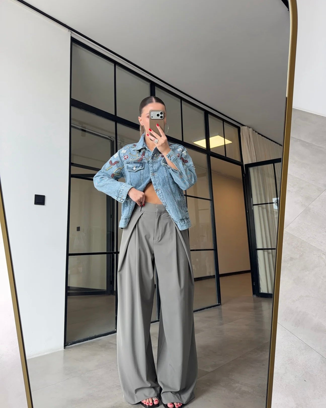 Pleated loose-fit trousers
