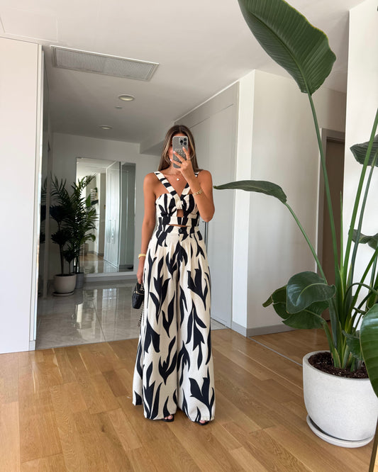 Flowy set with a bold twist