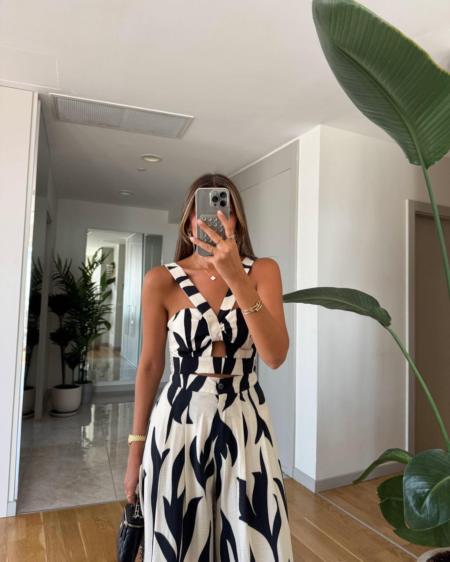 Flowy set with a bold twist