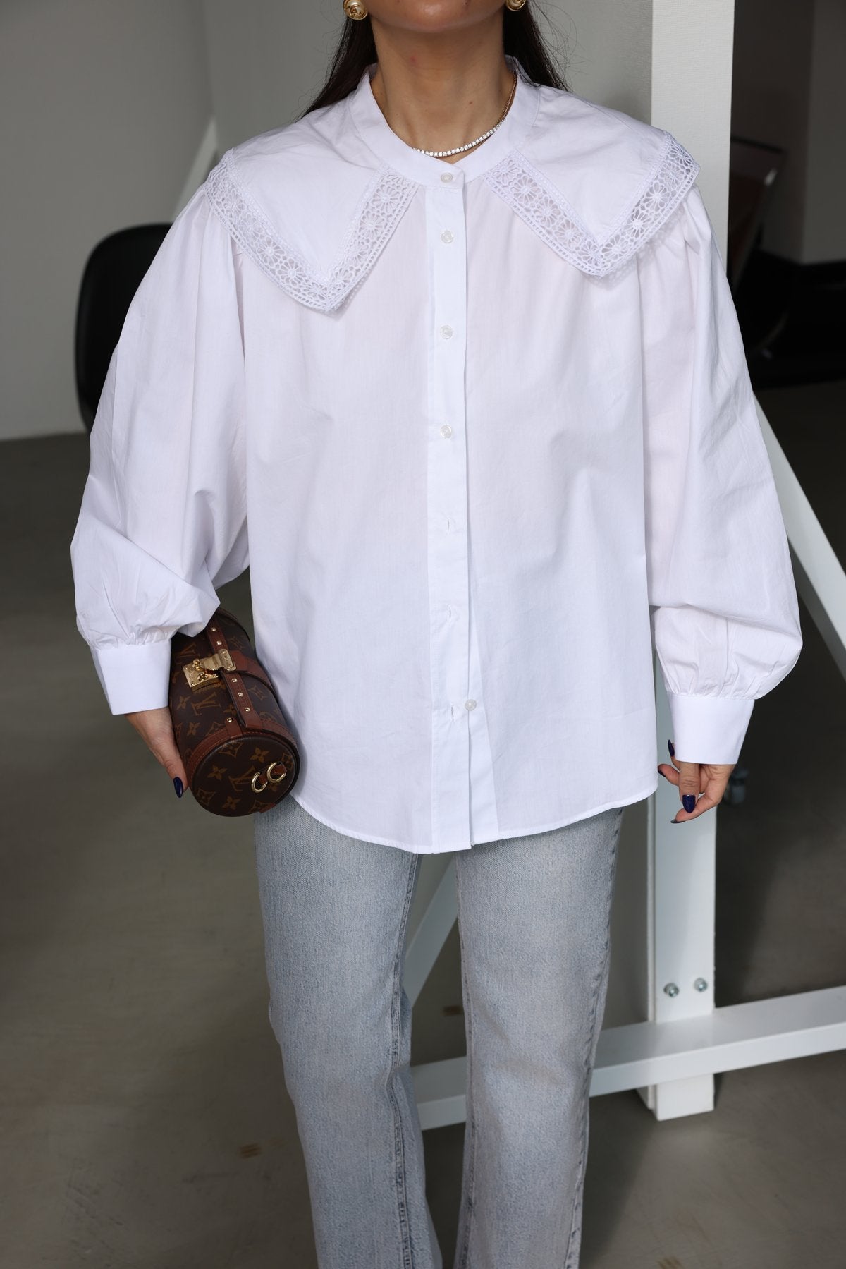 Lace collar oversize shirt