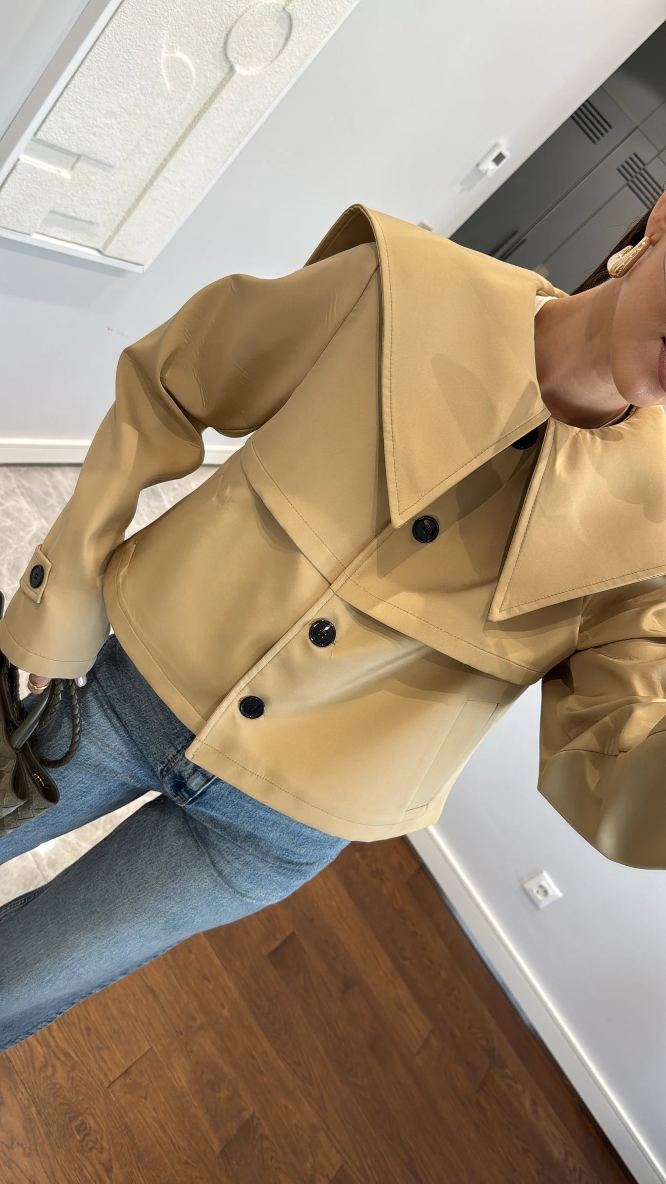 Buttoned short peter collar trench coat