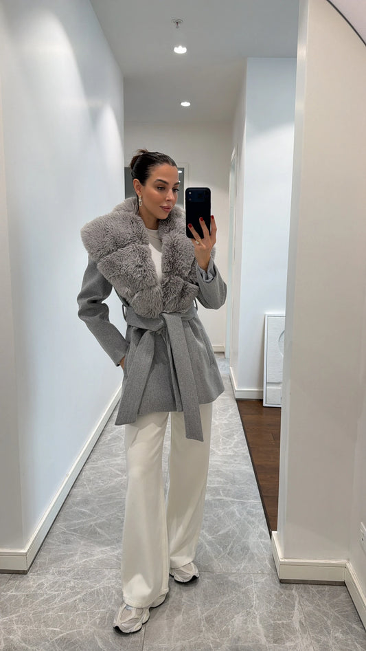 Fur-covered collar, cached belted coat