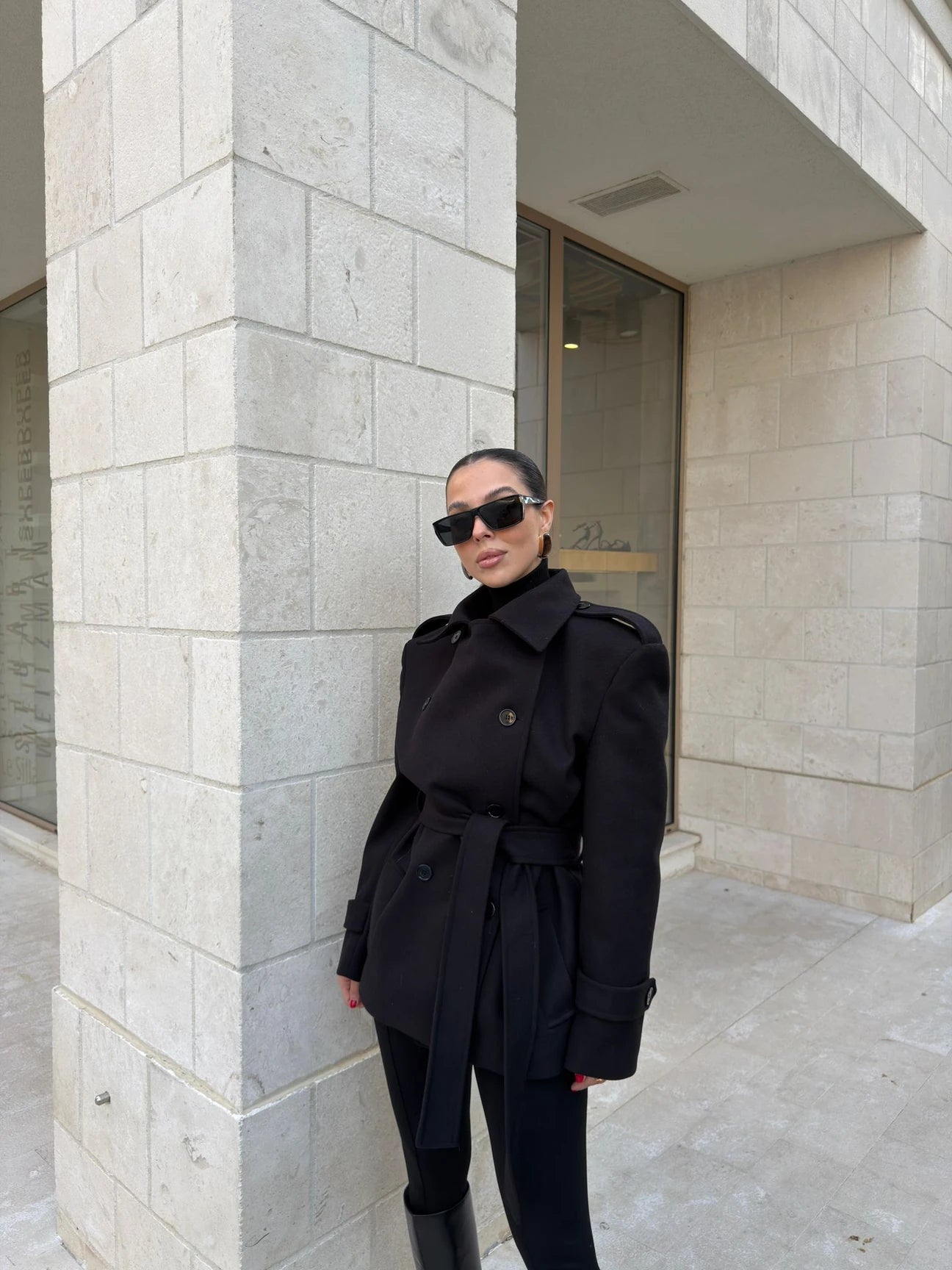 Stand-up collar belted cachet