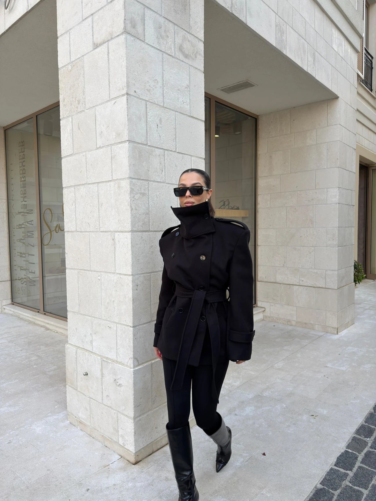 Stand-up collar belted cachet