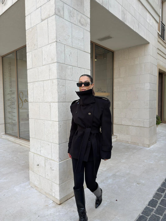 Stand-up collar belted cachet