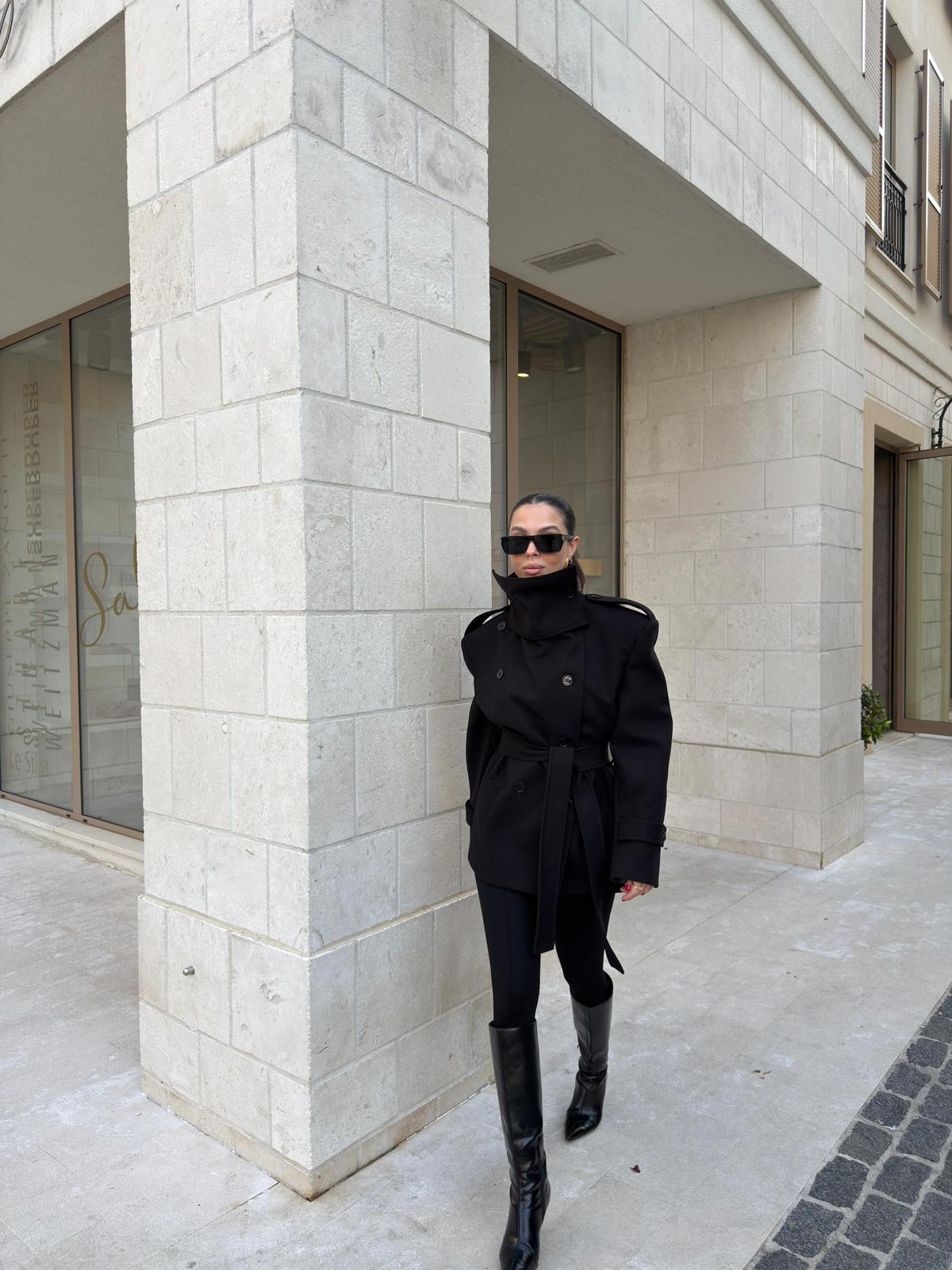 Stand-up collar belted cachet