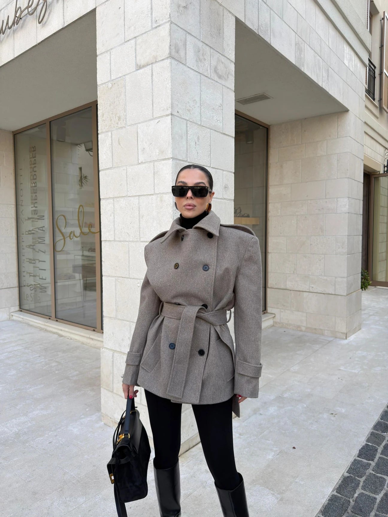 Stand-up collar belted cachet