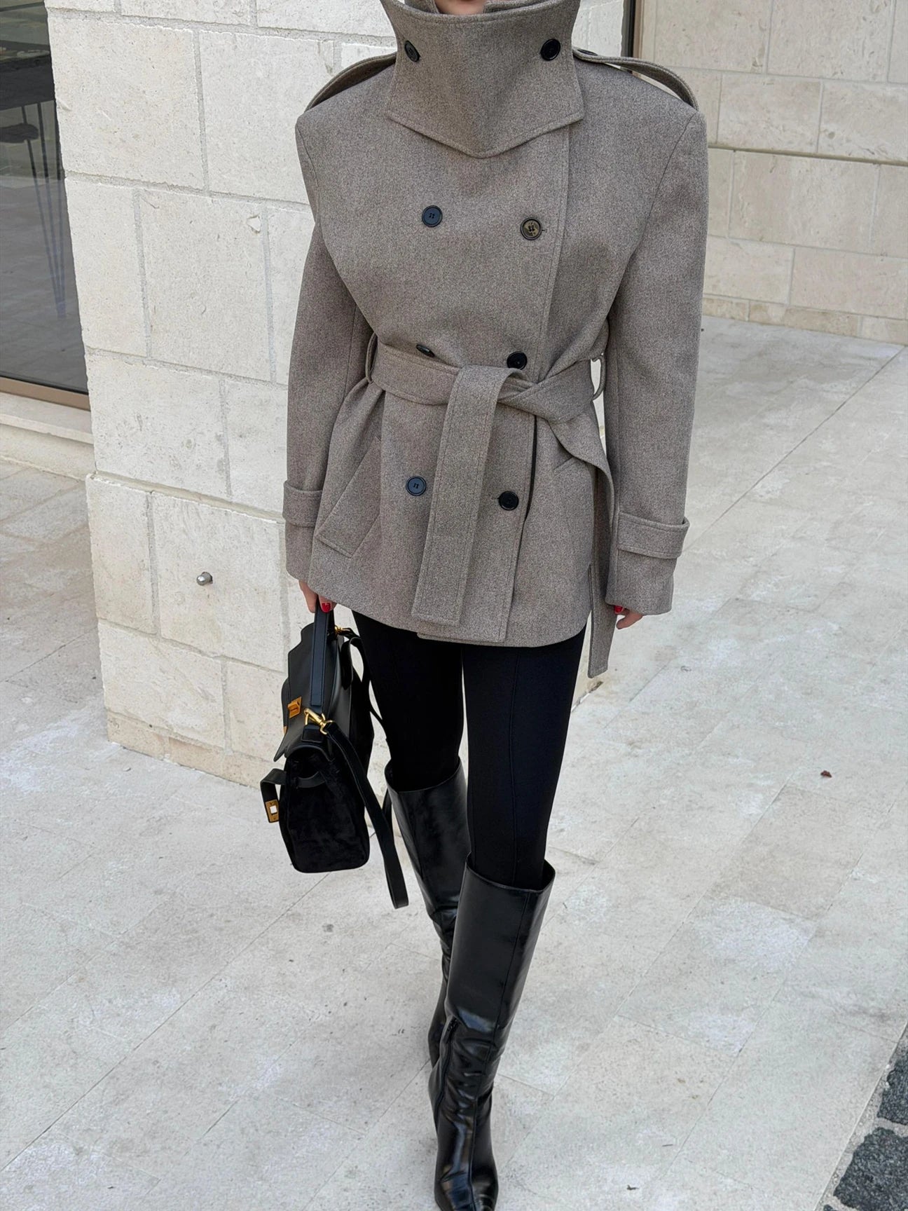 Stand-up collar belted cachet