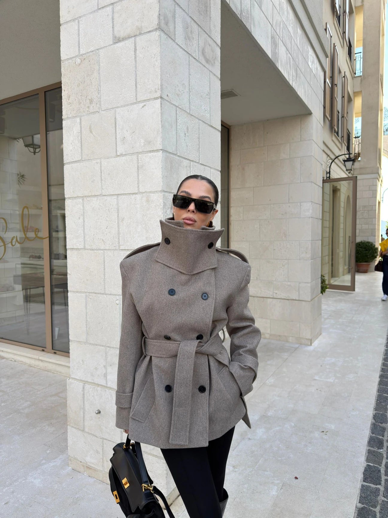 Stand-up collar belted cachet