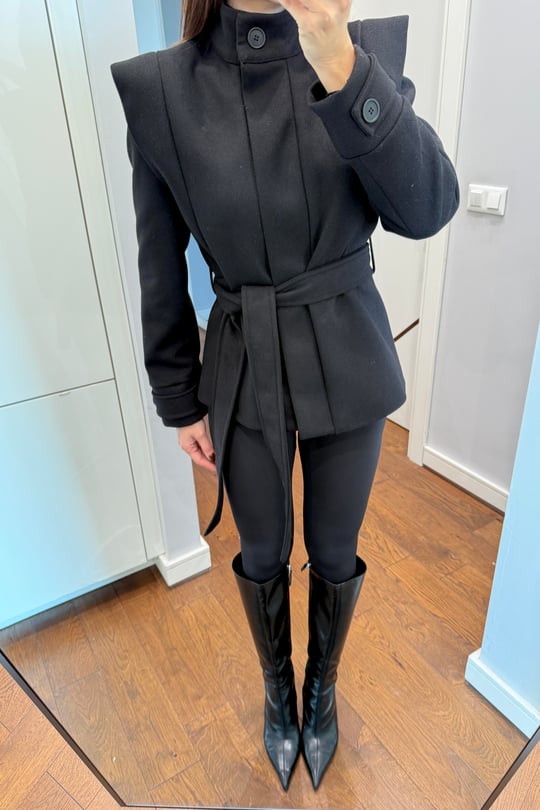 Padded, cached, belted jacket